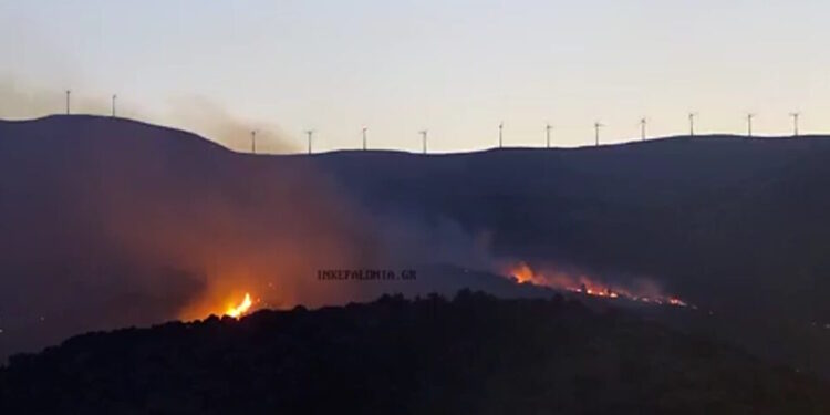 Φωτιά στην Κεφαλονιά: Μηνύματα του 112 για εκκένωση 3 περιοχών – Αυξημένος κίνδυνος πυρκαγιάς και σήμερα