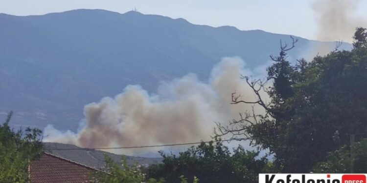 Φωτιά στην Κεφαλονιά κοντά σε σπίτια: «Αν βρίσκεστε σε Καραβάδο, Δοριζάτα και Κεραμειές απομακρυνθείτε προς Αργοστόλι»