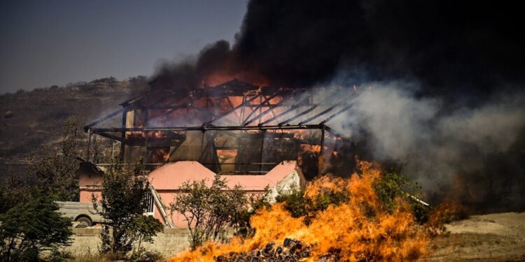 Φωτιά στην Κερατέα: Ανεξέλεγκτος ο πύρινος εφιάλτης, κάηκαν και άλλα σπίτια – Μπαράζ μηνυμάτων του 112 για εκκενώσεις