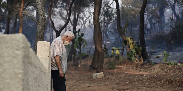Φωτιά στην Κερατέα: Η φρίκη της πύρινης λαίλαπας μέσα σε φωτογραφίες – Σπίτια και όνειρα έγιναν στάχτη μέσα σε μια στιγμή