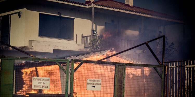 Φωτιά στην Κερατέα: Άνδρας με κόκκινο μηχανάκι κινούνταν ύποπτα πριν ξεσπάσει η πυρκαγιά – Στο «μικροσκόπιο» το γκαζάκι που βρέθηκε