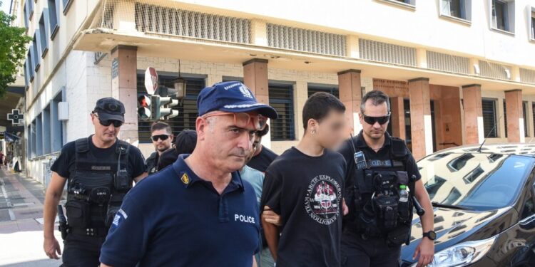 Φωτιά στην Πάτρα: Στην φυλακή οι δύο κατηγορούμενοι για εμπρησμό – «Με πίεσαν να ομολογήσω» λέει ο 19χρονος