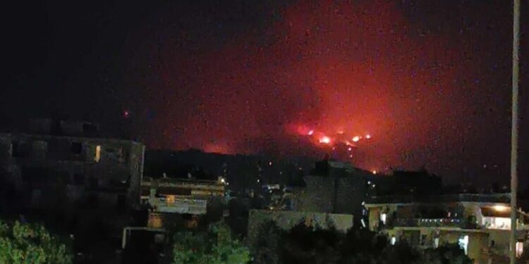 Φωτιά στην Πάτρα: Προσαγωγή δύο υπόπτων για την καταστροφική πυρκαγιά στα Συχαινά