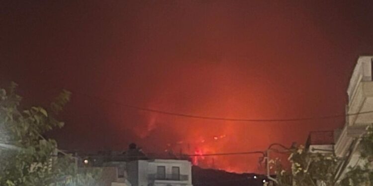 Φωτιά στην Πάτρα: Ολονύχτια μάχη για να μην περάσουν οι φλόγες στην πόλη – Δυο τα πύρινα μέτωπα, φόβος για αναζωπυρώσεις