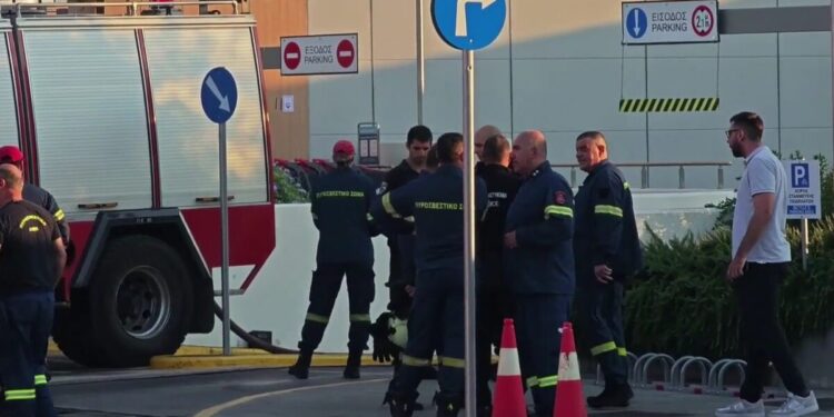 Φωτιά σε αυτοκίνητο σε υπόγειο πάρκινγκ στον Πειραιά: Δείτε βίντεο