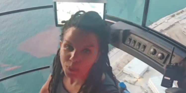 Ελληνικό: Χειρίστρια γερανού έγινε viral στο TikTok με εντυπωσιακά βίντεο να την δείχνουν να βρίσκεται σε ύψος 150 μέτρων