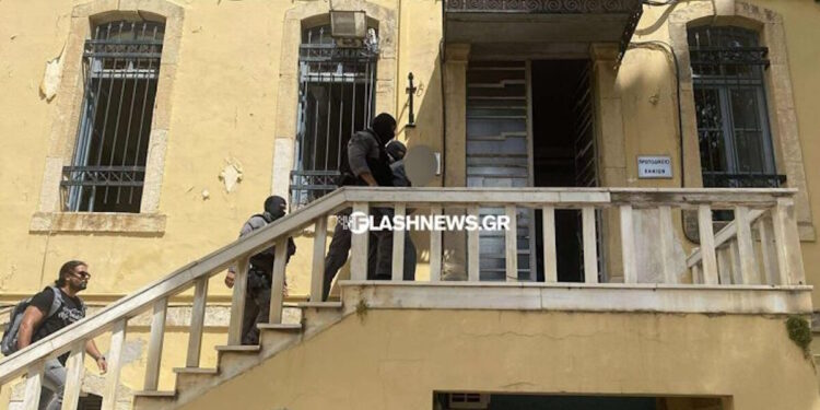 Χανιά: Για κακουργήματα κατηγορείται πλέον ο γιατρός που συνελήφθη για ασέλγεια σε βάρος ανηλίκων