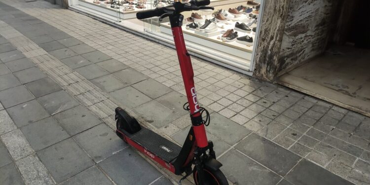 Θεσσαλονίκη: 2 τραυματίες μετά από σύγκρουση μηχανής με πατίνι