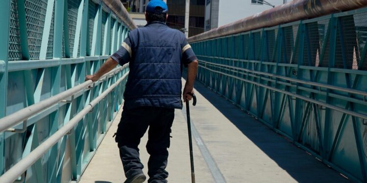 Ρόδος: Εγκαταστάθηκαν παράνομα σε σπίτι ηλικιωμένου με κινητικά προβλήματα – 7 συλλήψεις, ανάμεσά τους ανήλικοι