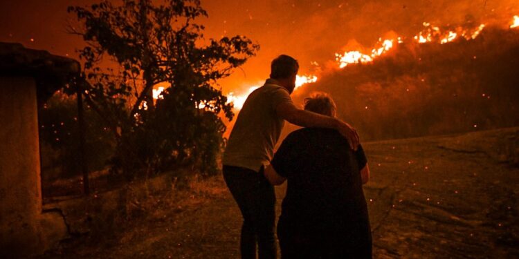Φωτιά στην Αρχαία Ολυμπία: Δραματική η κατάσταση στην Ηράκλεια, μπήκαν οι φλόγες στο χωριό – Μπαράζ εκκενώσεων με απανωτά 112