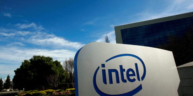 Η κυβέρνηση Τραμπ βρίσκεται σε συνομιλίες για την απόκτηση μεριδίου 10% στην Intel