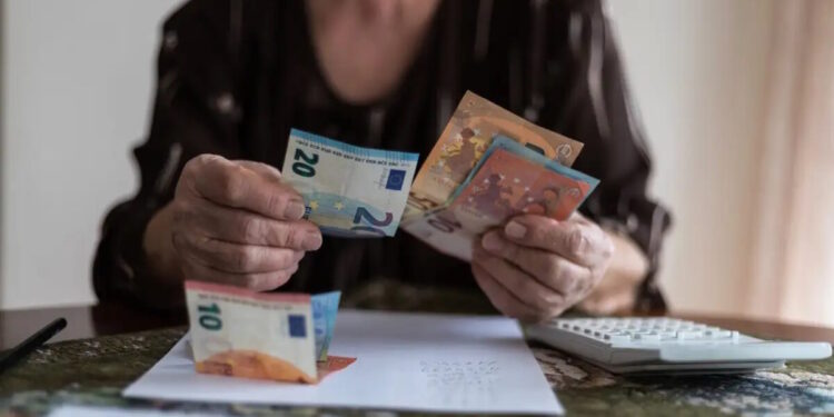 Θύμα απάτης έπεσε ηλικιωμένη στη Χίο – Της έταξαν επιστροφή από τον ΕΦΚΑ και της πήραν 6.850 ευρώ