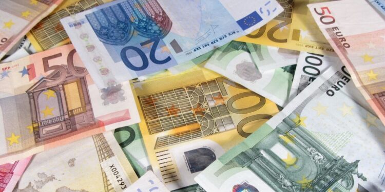 Ενίσχυση πρωτογενών πλεονασμάτων από φόρους και ΦΠΑ – Υπέρβαση εσόδων κατά 2,1 δισ. έσοδα στο επτάμηνο