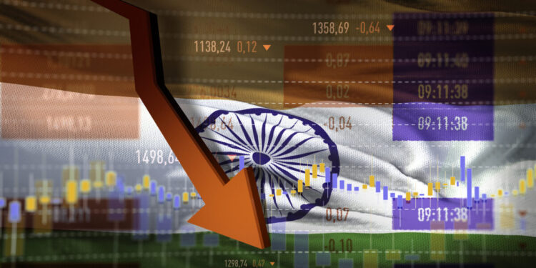 Το εθνικό νόμισμα της Ινδίας υποχωρεί σε επίπεδα ρεκόρ λόγω ανησυχιών για τον αντίκτυπο των δασμών των ΗΠΑ