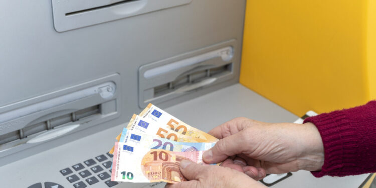 Πώς οι δασμοί Τραμπ «διευκολύνουν» την κατάργηση της προσωπικής διαφοράς των Ελλήνων συνταξιούχων