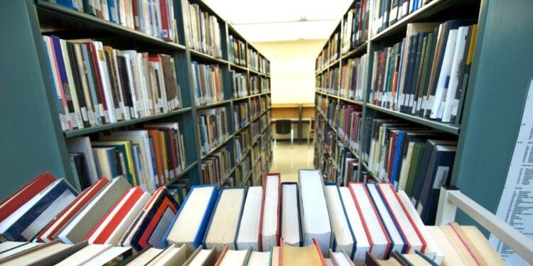 Voucher βιβλίων ΔΥΠΑ: Ξεκίνησαν σήμερα οι αιτήσεις – Ποιοι μπορούν να πάρουν την επιταγή