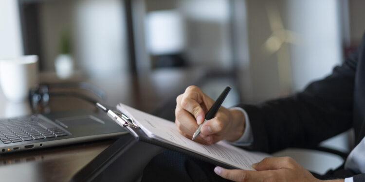 Πώς θα «τρέξουν» τα 13ωρα στον ιδιωτικό τομέα και οι έμμεσες αυξήσεις σε όσους κάνουν υπερωρίες