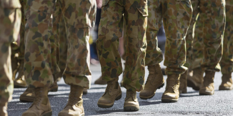 Τη «στρατιωτικοποίηση» των εργατών της γερμανικής βιομηχανίας προωθεί το Βερολίνο με το βλέμμα στην Ουκρανία