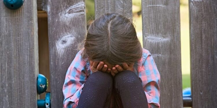 Θεσσαλονίκη: Μητέρα ακινητοποιούσε τη 10χρονη κόρη της για να τη βιάζει ο σύντροφός της