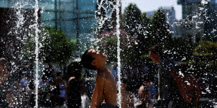 Καιρός: Καύσωνας express φέρνει πίσω τα 40άρια – Ενισχυμένα μελτέμια και υψηλός κίνδυνος για φωτιά τις επόμενες ημέρες