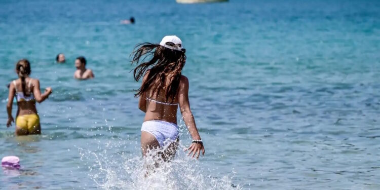 Καιρός αύριο: Η θερμοκρασία θα φτάσει έως τους 35 βαθμούς – Τοπικές βροχές στα ορεινά