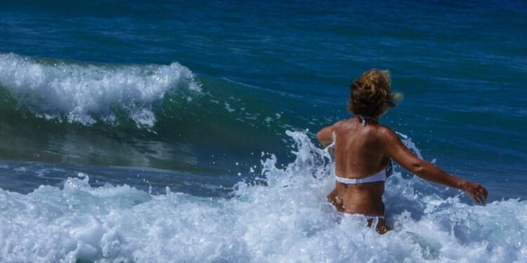 Καιρός σήμερα: Έως τους 40 βαθμούς η θερμοκρασία με αφρικανική σκόνη – Πού θα βρέξει