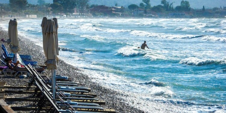 Καιρός αύριο: Άνοδος της θερμοκρασίας και μελτέμια στο Αιγαίο