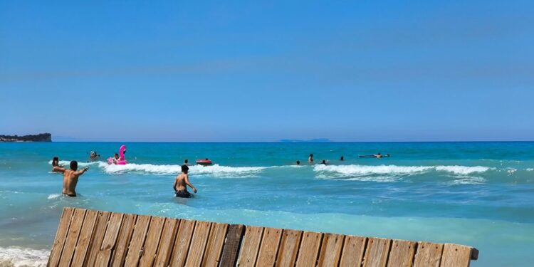 Καιρός αύριο: Στους 36 βαθμούς η θερμοκρασία – Τοπικές βροχές στα ορεινά