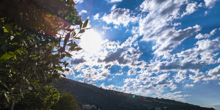 Καιρός: Ζέστη και την Τρίτη – Μποφόρ μέχρι το Σάββατο: Το «κοκτέιλ» που φέρνει «πορτοκαλί» συναγερμό για πυρκαγιές