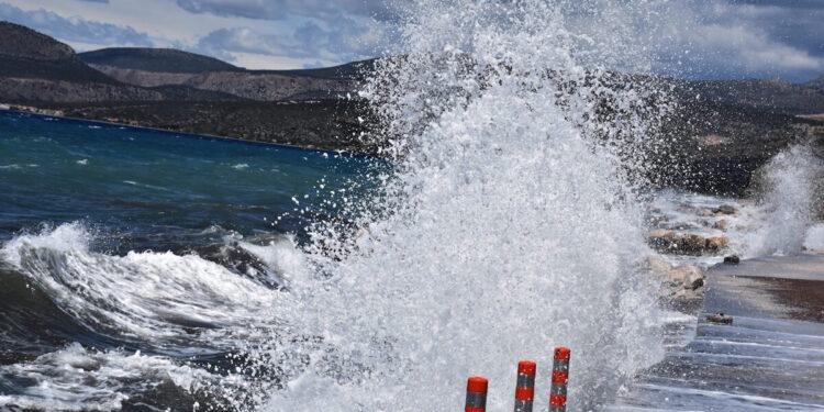 Καιρός σήμερα: Εξασθενούν οι άνεμοι και πέφτει η θερμοκρασία
