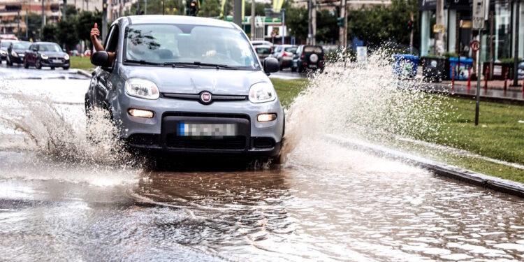Καιρός σήμερα: Τοπικές βροχές και καταιγίδες – Η θερμοκρασία θα φτάσει έως τους 34 βαθμούς