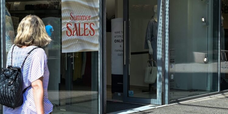 Αποτελέσματα θερινών εκπτώσεων 2025: 6 στις 10 επιχειρήσεις κατέγραψαν πτώση πωλήσεων