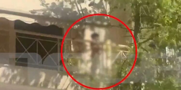 Καμίνια: «Αφήνουν συστηματικά το 5χρονο μόνο στο σπίτι» καταγγέλλουν οι γείτονες της οικογένειας 