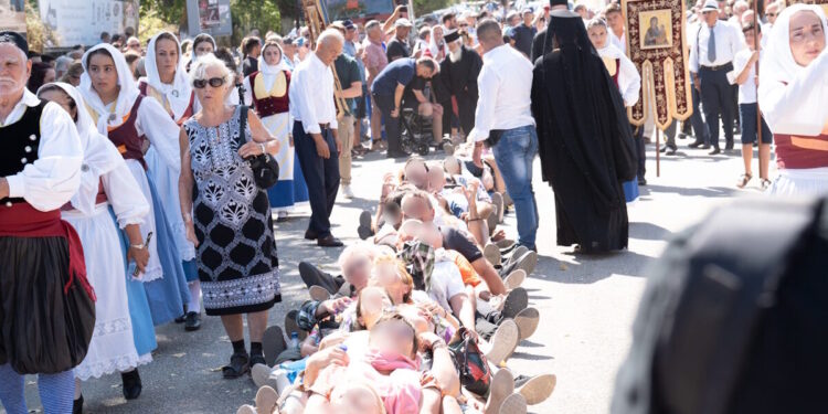 Κεφαλονιά: Δεκάδες πιστοί στο έδαφος για να περάσει από πάνω τους το σκήνωμα του Αγίου Γερασίμου
