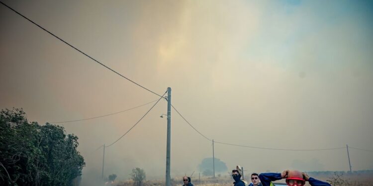 Φωτιά στην Κερατέα: Συγκλονιστικό βίντεο της ΕΛ.ΑΣ. από απεγκλωβισμούς πολιτών