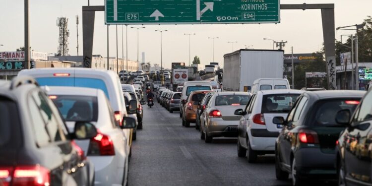 Τροχαίο στο Κηφισό: Αυτοκίνητο συγκρούστηκε με φορτηγό