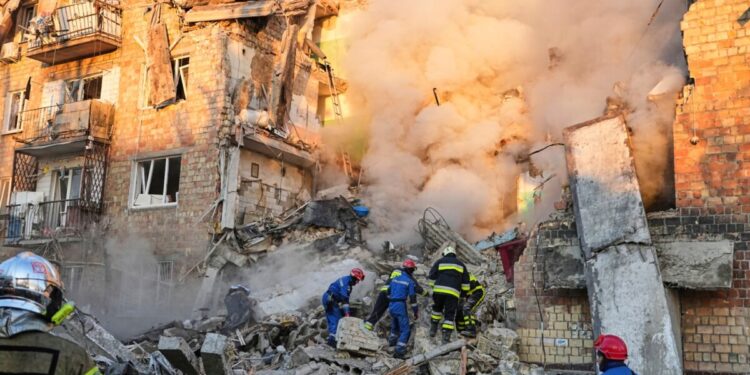 Το ΥΠΕΞ καταδικάζει τη φονική ρωσική επίθεση στο Κίεβο