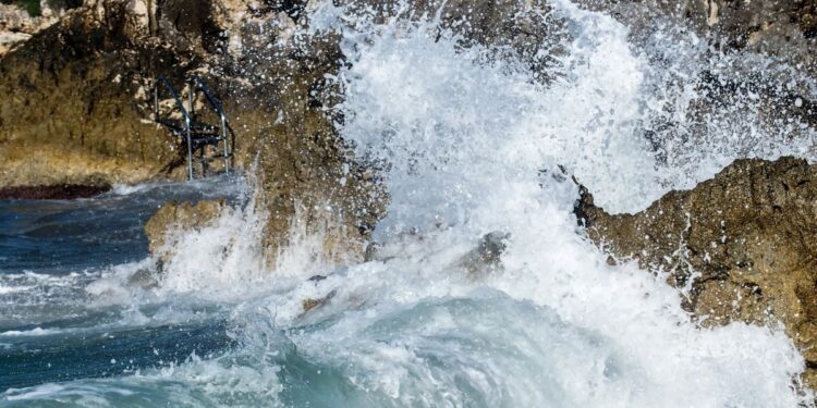 Ριπή ανέμου 142 χιλιομέτρων καταγράφηκε την Παρασκευή – Κάρυστος, Πεντέλη και Ανάφη τα σημεία που σάρωσε ο αέρας