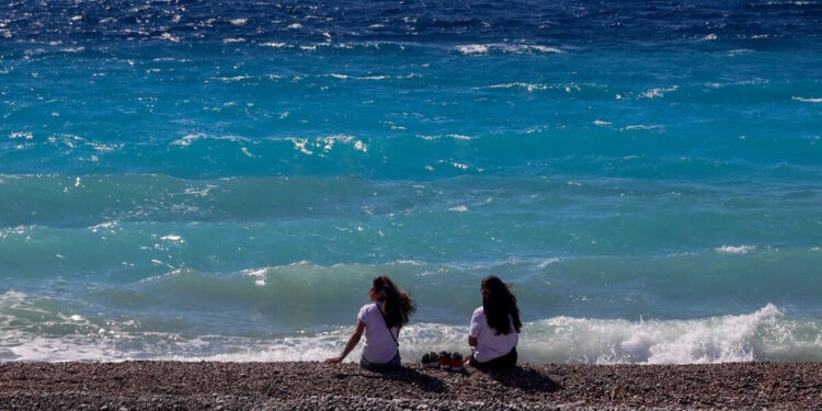 Καιρός: Άνεμοι έως 8 μποφόρ και θερμοκρασία στους 41°C μέχρι την Τρίτη – Εξασθένηση των βοριάδων από την Πέμπτη