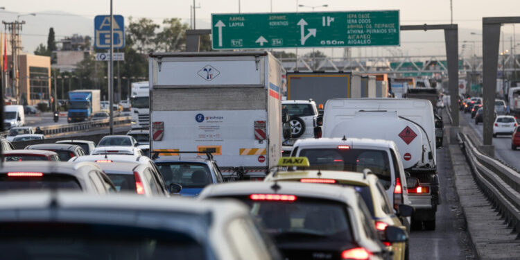 Σύγκρουση αυτοκινήτων στον Κηφισό: Μποτιλιάρισμα στο ρεύμα προς Πειραιά, στο ύψος της Λένορμαν