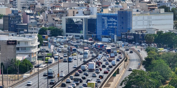 Σε εξέλιξη η έξοδος των αδειούχων του Αυγούστου – Πολύ αυξημένη κίνηση σε λιμάνια, διόδια, ΚΤΕΛ