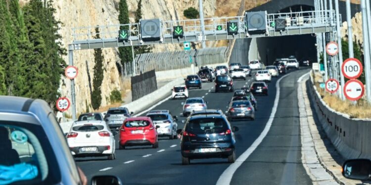 Κίνηση στους δρόμους: Καθυστερήσεις στην Εθνική Οδό Αθηνών – Κορίνθου και στην Αττική Οδό