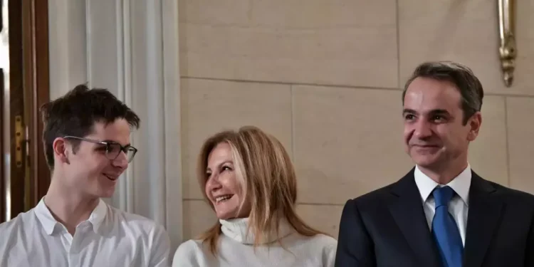 Οι ευχές του Κυριάκου και της Μαρέβας Μητσοτάκη στον γιο τους Κωνσταντίνο: «Χρόνια πολλά αγόρι μου» – «Αγάπη μου πάντα δίπλα σου»