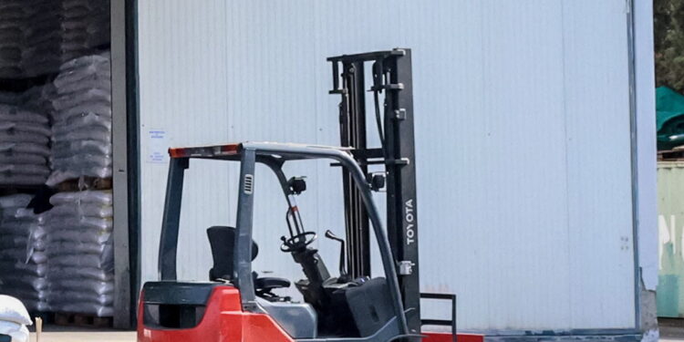 Κέρκυρα: Μηχάνημα τύπου κλαρκ «έκανε βουτιά» στην θάλασσα και χτύπησε κρουαζιερόπλοιο