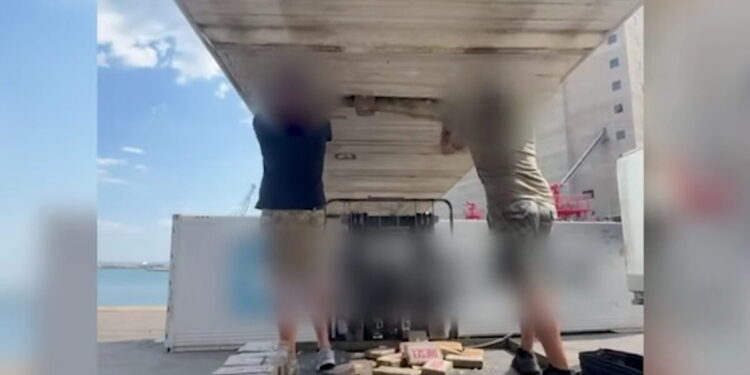 Ασπρόπυργος: Εγκληματική οργάνωση μετέφερε καράβια με κοκαΐνη αξίας 5,5 εκ. ευρώ από τη Λατινική Αμερική – Τρεις συλλήψεις