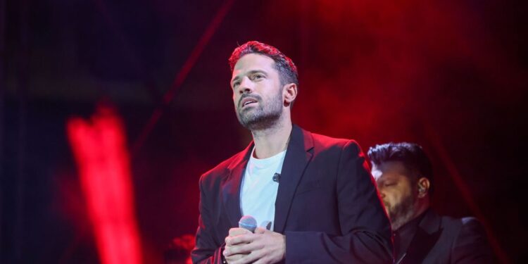 Σοκ και πένθος για τον Κωνσταντίνο Αργυρό – Νεκρός σε τροχαίο συνεργάτης του, αναβλήθηκε συναυλία