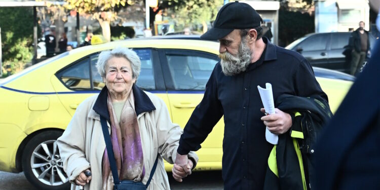 Πέθανε η μητέρα του Κωνσταντίνου Πολυχρονόπουλου – Πρόσφατα παραπέμφθηκαν σε δίκη για τις δωρεές στον «Άλλον Άνθρωπο»