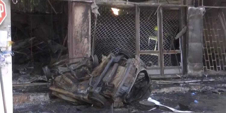 Κορωπί: Αυτοκίνητο καρφώθηκε σε κατάστημα και τυλίχθηκε στις φλόγες – Νεκρός ο οδηγός