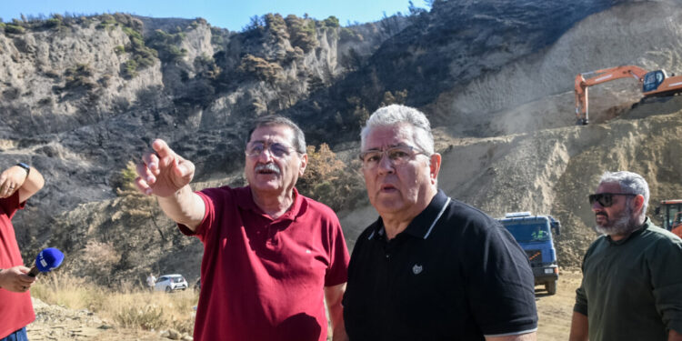 Ο Κουτσούμπας στο πλευρό του Πελετίδη για το 112: Τους λες “τρεχάτε ποδαράκια μου”, που θα πάνε;