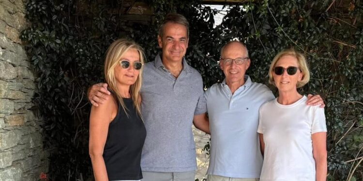 Ο Κυριάκος Μητσοτάκης φιλοξένησε τον πρωθυπουργό του Λουξεμβούργου, Λυκ Φρίντεν στην Τήνο – Δείτε φωτογραφίες